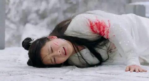 杨紫在《天乩之白蛇传说》里面扮演的白蛇这场戏看的让人心疼。

