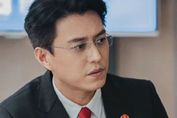 《底线》演员靳东饰演有温度的法官方远?方远最终成为庭长了吗?